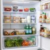 Nevera abierta y bien organizada con frutas, verduras, lácteos y comida en recipientes etiquetados, ejemplo de cómo conservar los alimentos más tiempo, Almacén Electrohogar